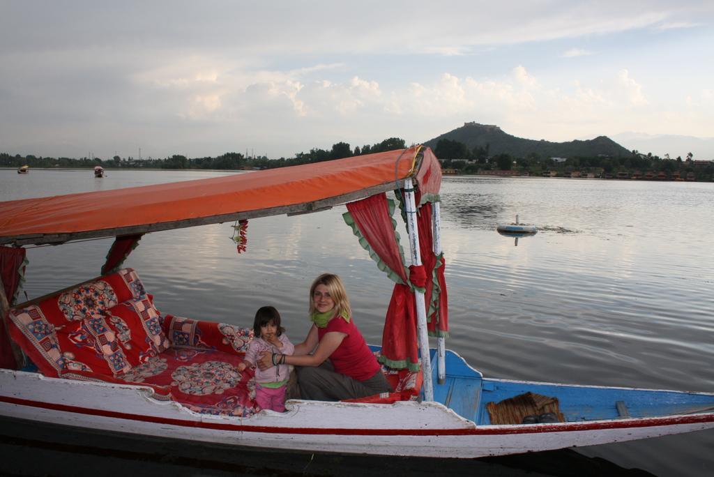 Akbar Group Of Heritage Houseboats Nagin Bagh Buitenkant foto