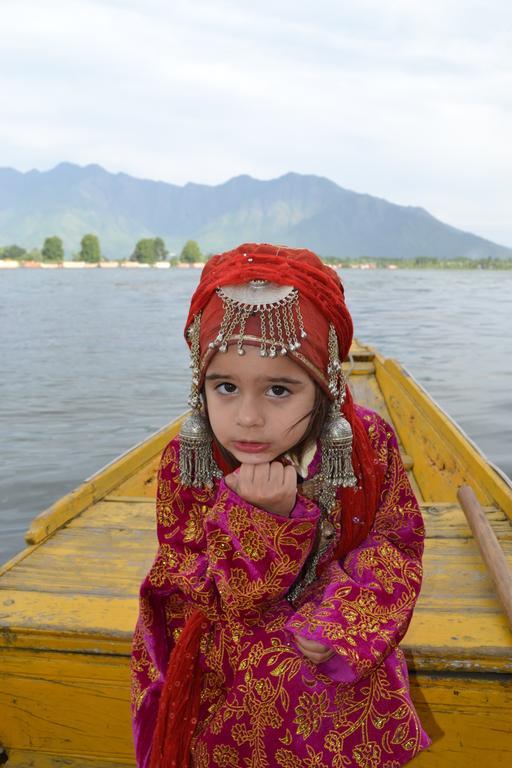 Akbar Group Of Heritage Houseboats Nagin Bagh Buitenkant foto