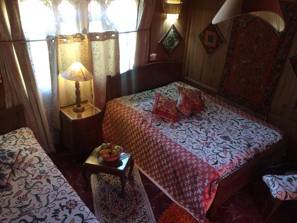 Akbar Group Of Heritage Houseboats Nagin Bagh Buitenkant foto