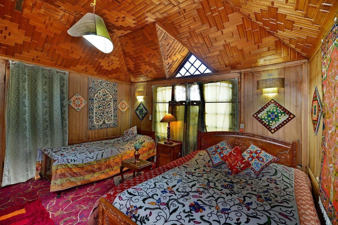 Akbar Group Of Heritage Houseboats Nagin Bagh Buitenkant foto